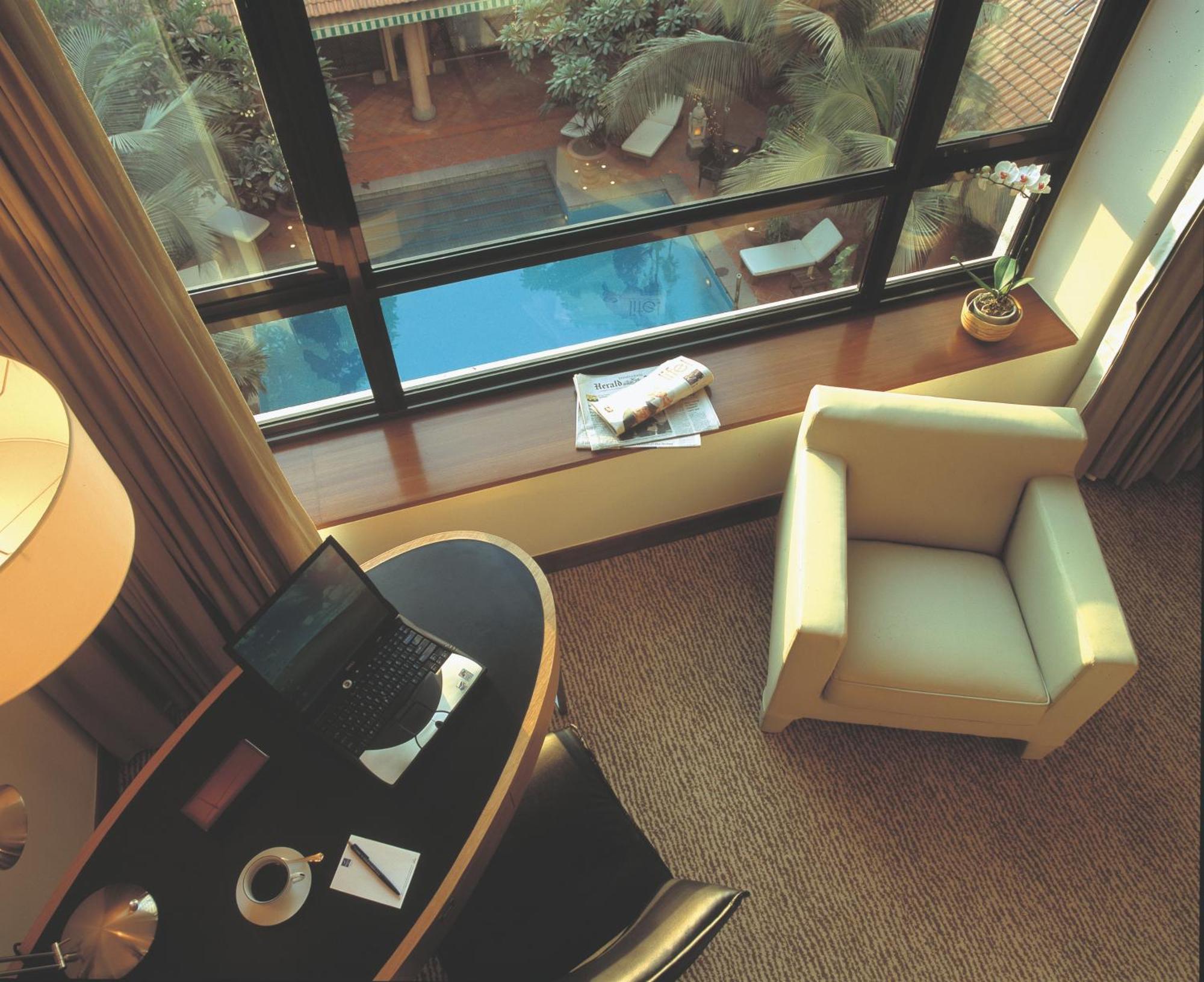 Junior Suite with Airport transfer, 04 Pieces of Laundry Daily, Afternoon Tea and Evening Cocktail (B)